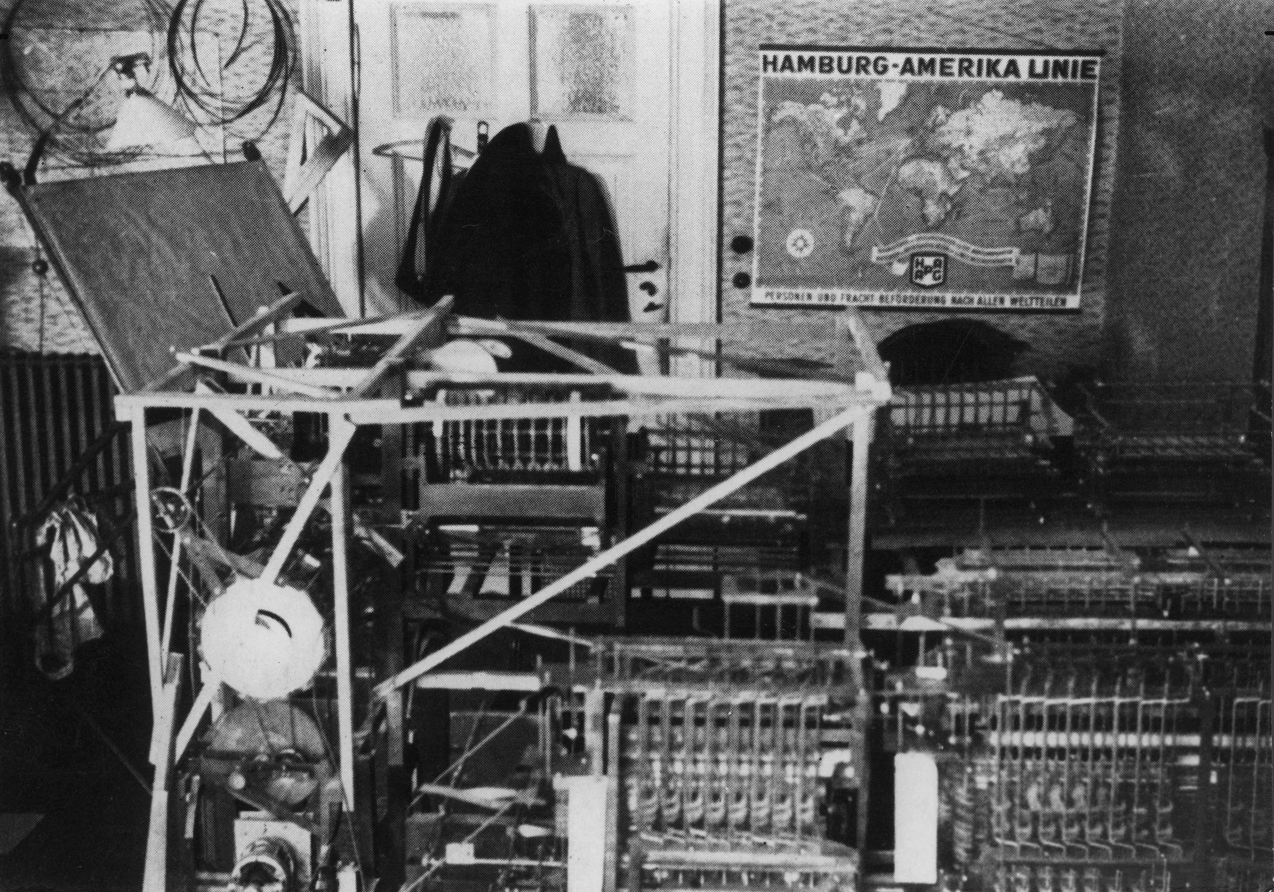 Abb. 2: Die Z1 war ein mechanischer, frei programmierbarer Rechner des
Ingenieurs Konrad Zuse aus dem Jahre 1936. Quelle: Persönliches Archiv
von Horst Zuse, hier abgedruckt mit freundlicher Genehmigung des
Rechteinhabers.